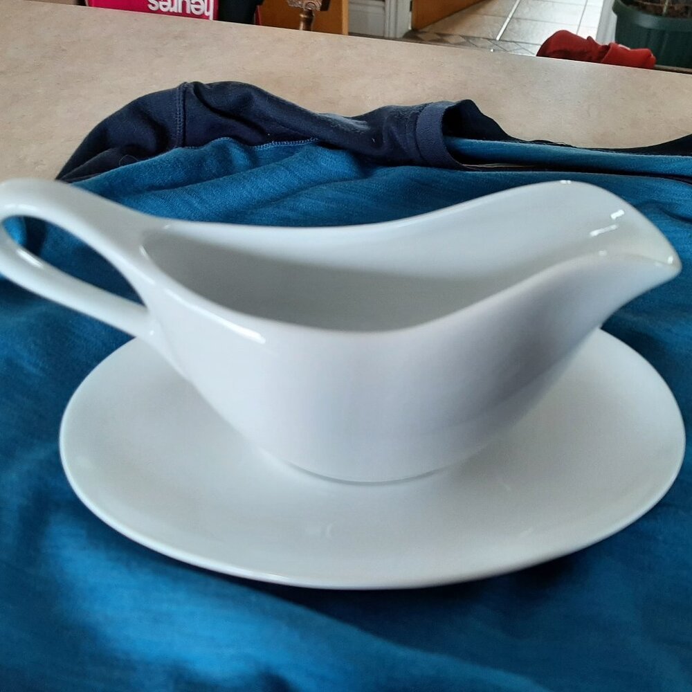 Gravy/sauce boat with matching plate